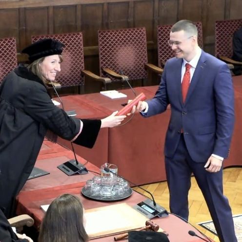 Adrian Toroslu erh&auml;lt seine Promotionsurkunde von Prof. Dr. Carolina Castaldi 