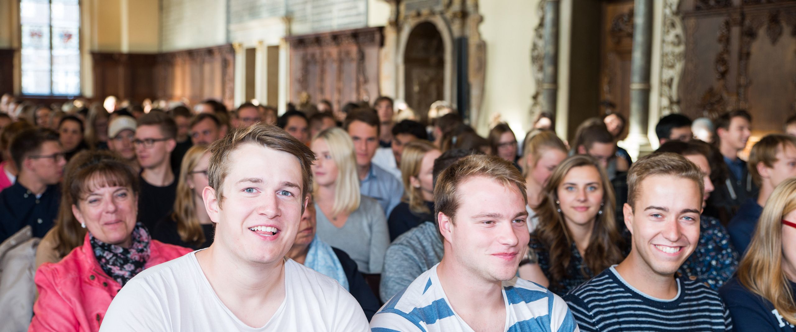 Erstsemesterbegrüßung 2018 Studierende sitzen im Publikum bei der Begrüßung der Erstsemester in der Oberen Rathaushalle.