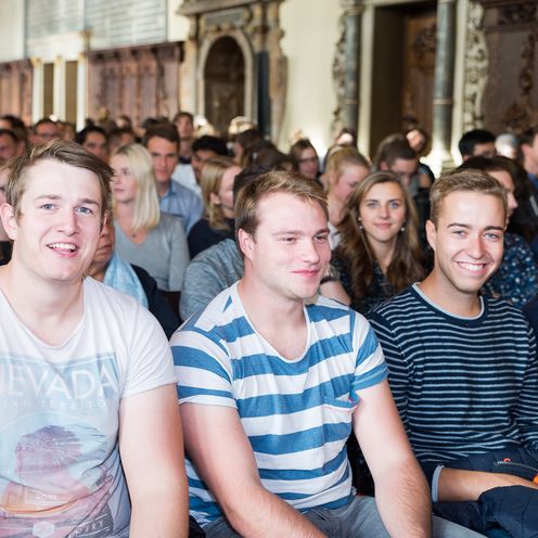 Studierende sitzen im Publikum bei der Begr&uuml;&szlig;ung der Erstsemester in der Oberen Rathaushalle.