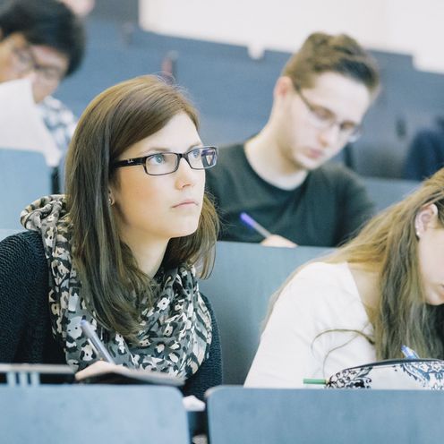 Studierende sitzen im H&ouml;rsaal w&auml;hrend einer Lehrveranstaltung.