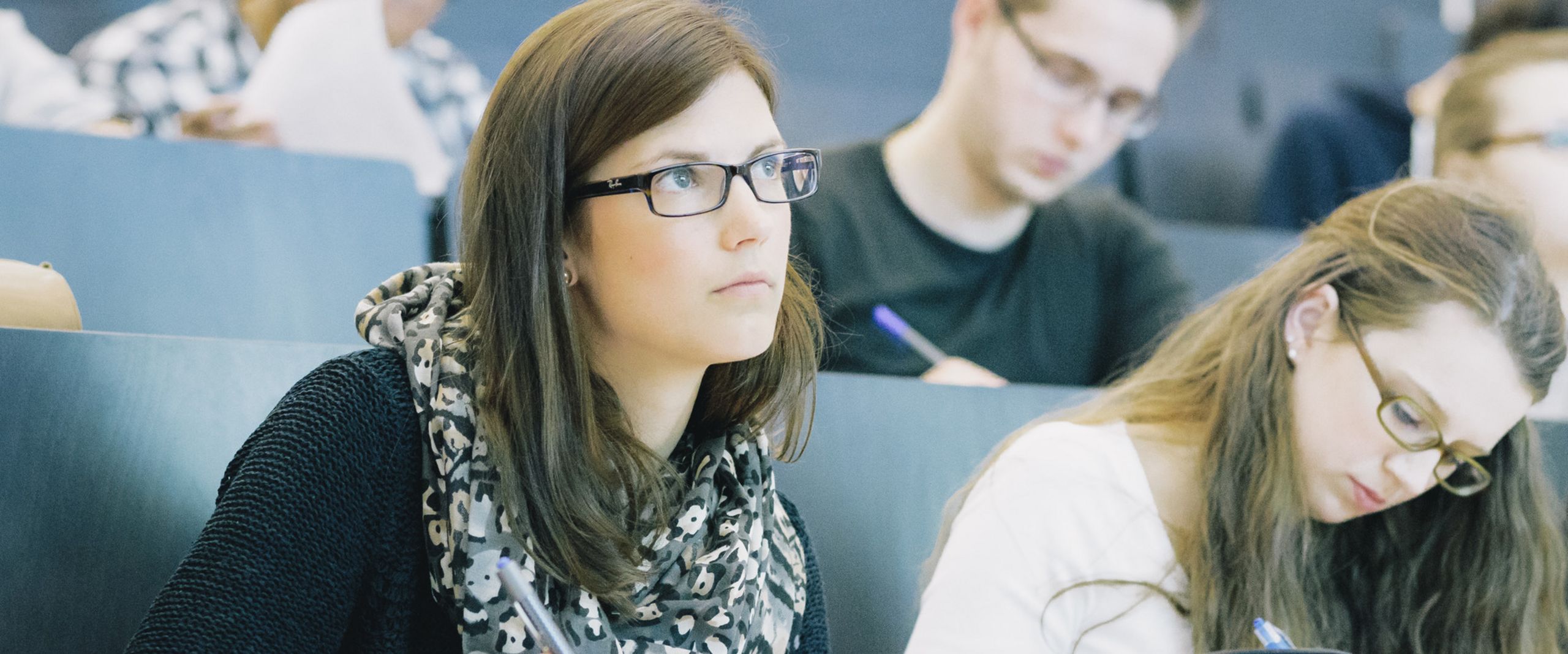 Studierende sitzen im H&ouml;rsaal w&auml;hrend einer Lehrveranstaltung.