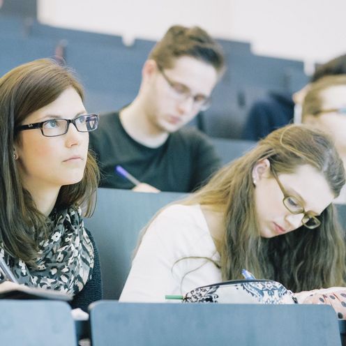 Studierende sitzen im H&ouml;rsaal w&auml;hrend einer Lehrveranstaltung.