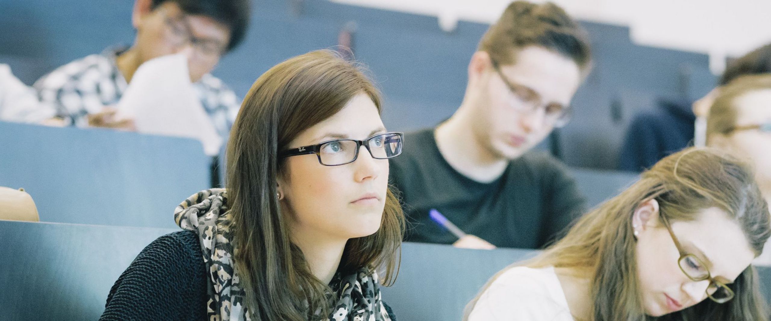 Studierende sitzen im Hörsaal während einer Lehrveranstaltung.