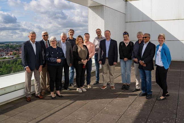 Gruppenbild der Delegation der Auburn University und Vertreter:innen der Hochschule Bremen auf der Dachterrasse des AB-Gebäudes.