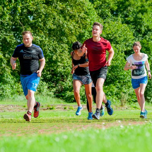 Die L&auml;ufer sprinten los.