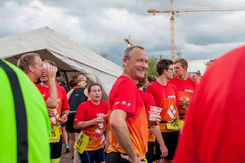 L&auml;ufer stehen zusammen im HSB Trikot.