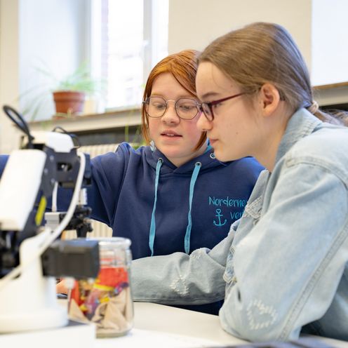 Ideen-Expo - Mitmachaktion Kinder experimentieren mit einem Mikroskop