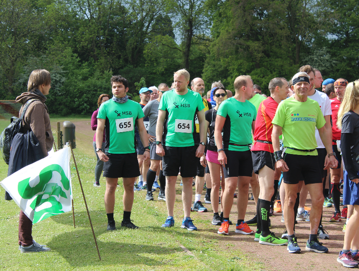 Die Gruppe von L&auml;ufern an der Startlinie.