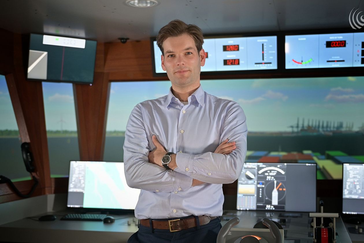 Ein Foto von Malte Pertiet im Schiffssimulator der HSB w&auml;hrend der Dreharbeiten f&uuml;r sein Video anl&auml;sslich der Preisverleihung vom DMZ. 