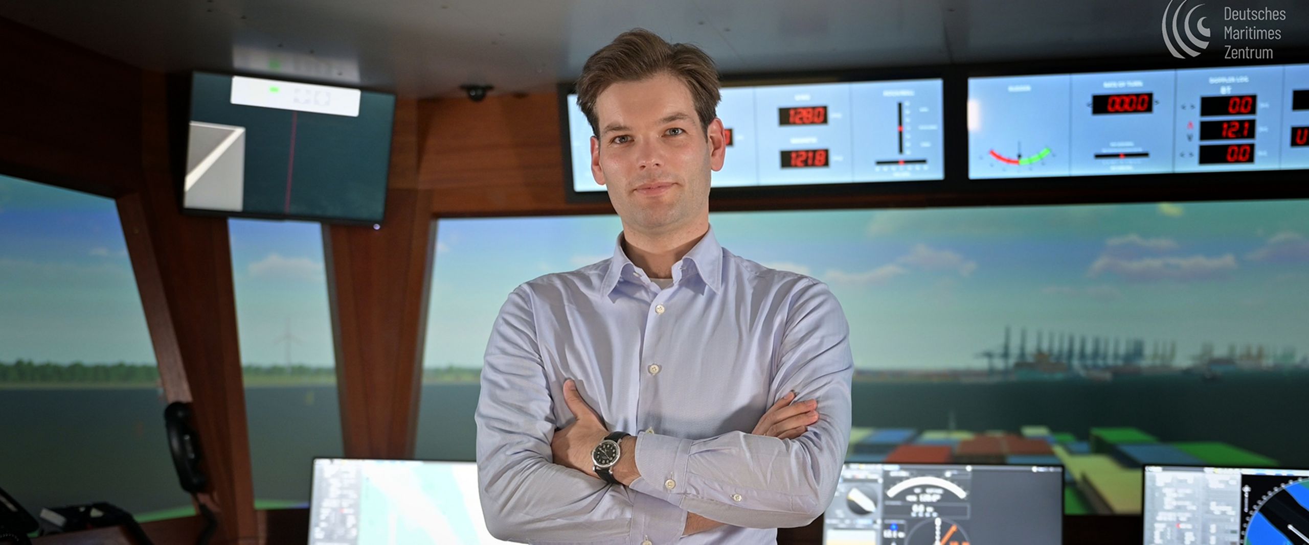 Ein Foto von Malte Pertiet im Schiffssimulator der HSB w&auml;hrend der Dreharbeiten f&uuml;r sein Video anl&auml;sslich der Preisverleihung vom DMZ. 