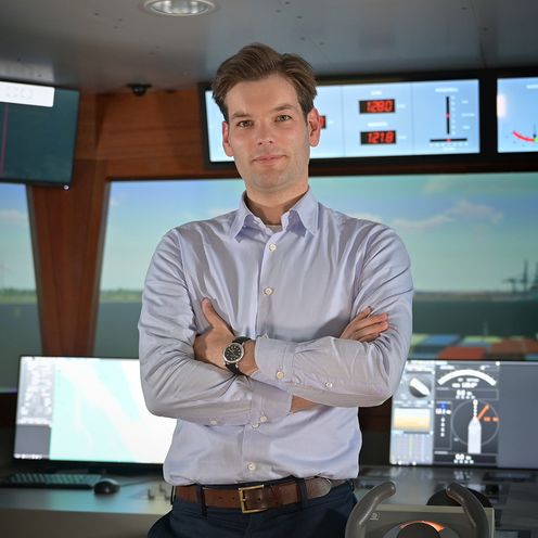 Ein Foto von Malte Pertiet im Schiffssimulator der HSB w&auml;hrend der Dreharbeiten f&uuml;r sein Video anl&auml;sslich der Preisverleihung vom DMZ. 