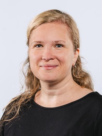 Auf dem Bild ist Verena Mertz zusehen. Sie hat blondes langes Haar und trägt einen schwarzen Pullover.