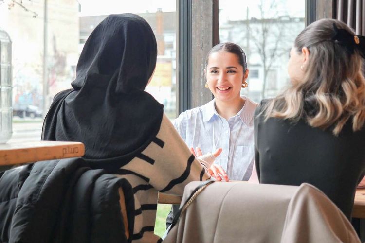Kaffeesieren in Bremen Auf dem Bild sind drei Frauen zusehen, die in einem Café sitzen und Kaffee trinken.