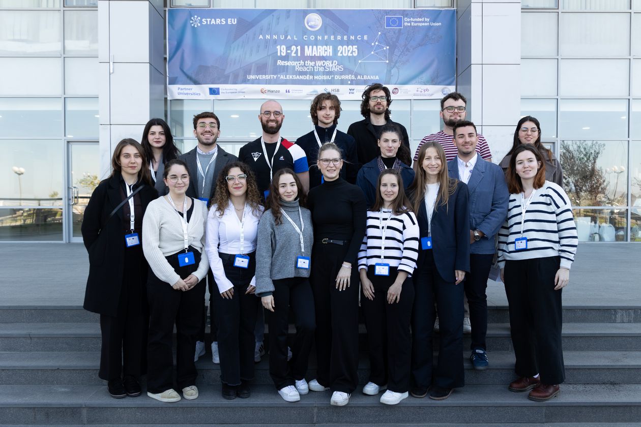gruppenbild mit jungen M&auml;nnern und Frauen
