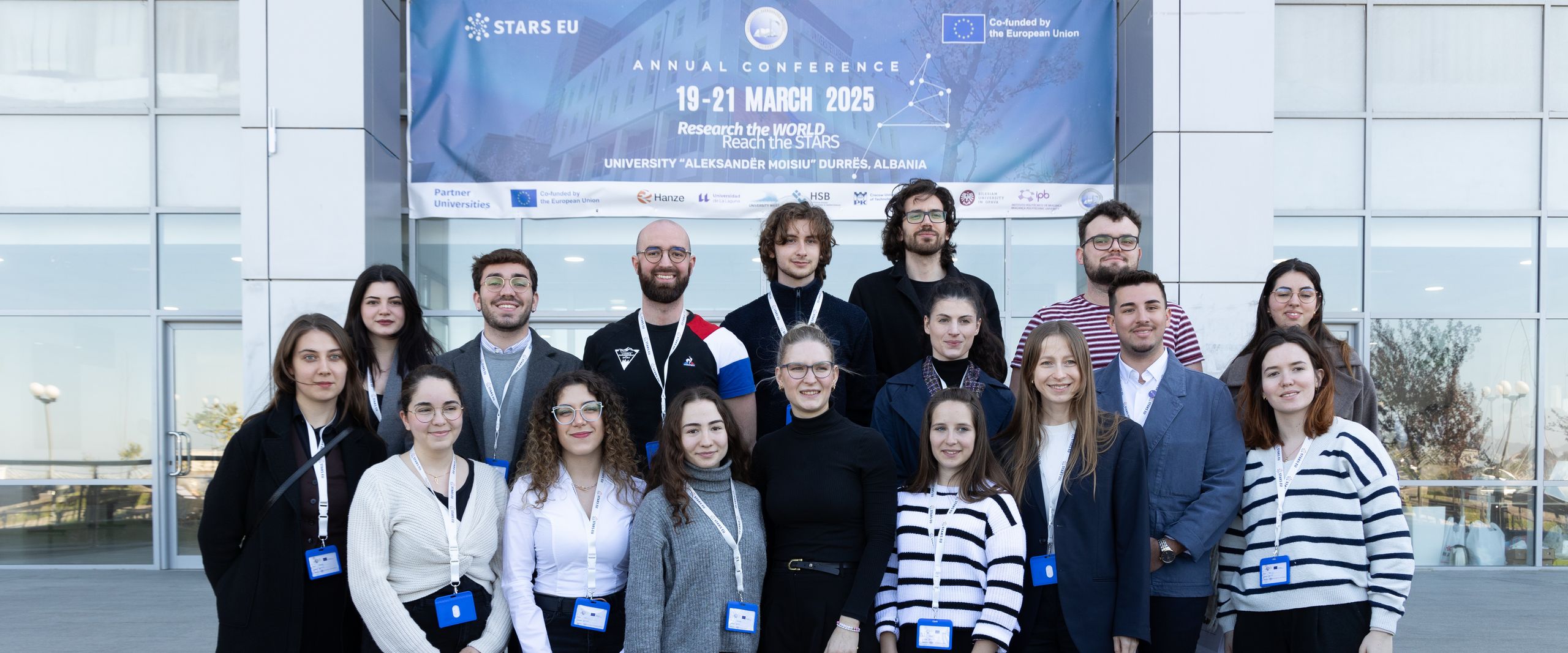 gruppenbild mit jungen M&auml;nnern und Frauen