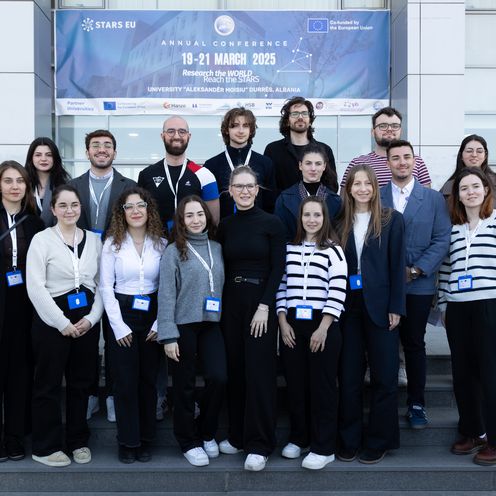 gruppenbild mit jungen M&auml;nnern und Frauen