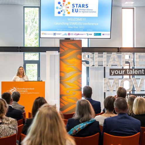 Rima Dijkstra spricht zum Publikum bei der Konferenz von STARS EU im Juni 2022.