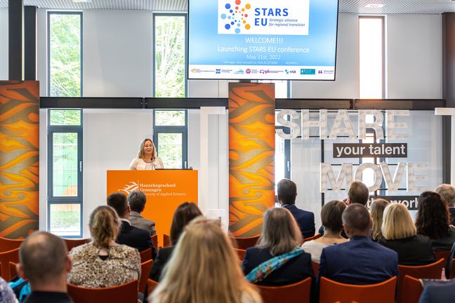 Konferenz STARS EU 2022 Rima Dijkstra spricht zum Publikum bei der Konferenz von STARS EU im Juni 2022.