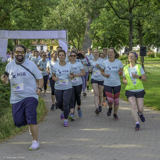 Männe rund Frauen joggen im Grünen