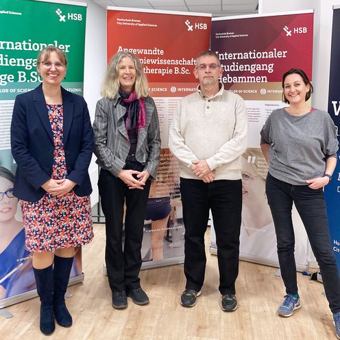 Gruppenbild: v.l.n.r: Prof. Dr. Sabine Lins (HSB), Prof. Dr. Babette Müller-Rockstroh (HSB), Dr. Johannes P. van de Leur (Hanze), Prof. Dr. Annika Schwarz (HSB) 