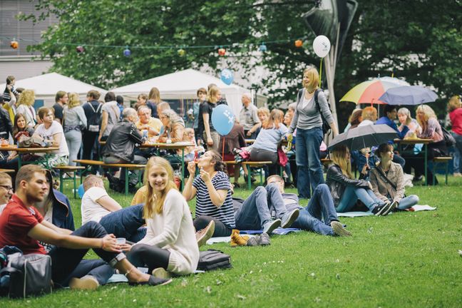 Wiese voller Besucher:innen beim HSB Sommerfest.
