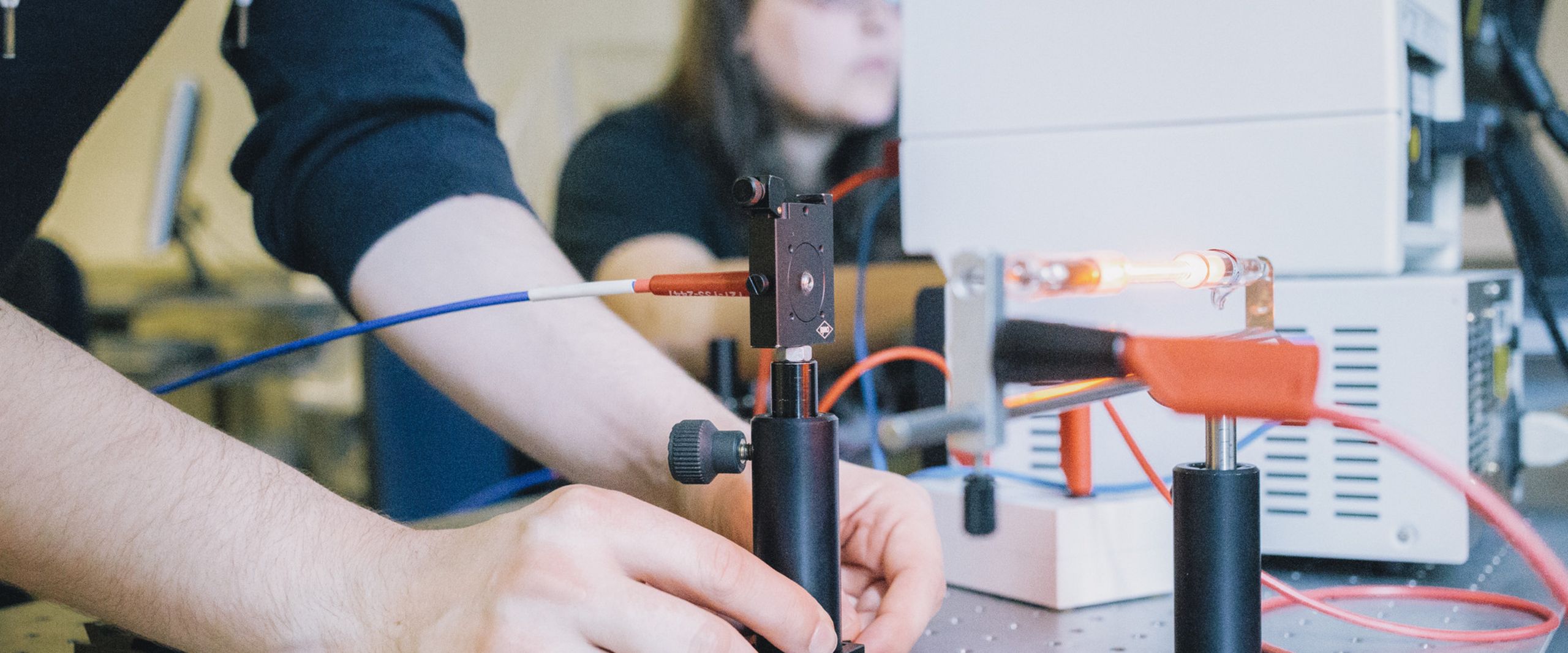 Studierende Studierende arbeiten mit Lasermesstechnik.