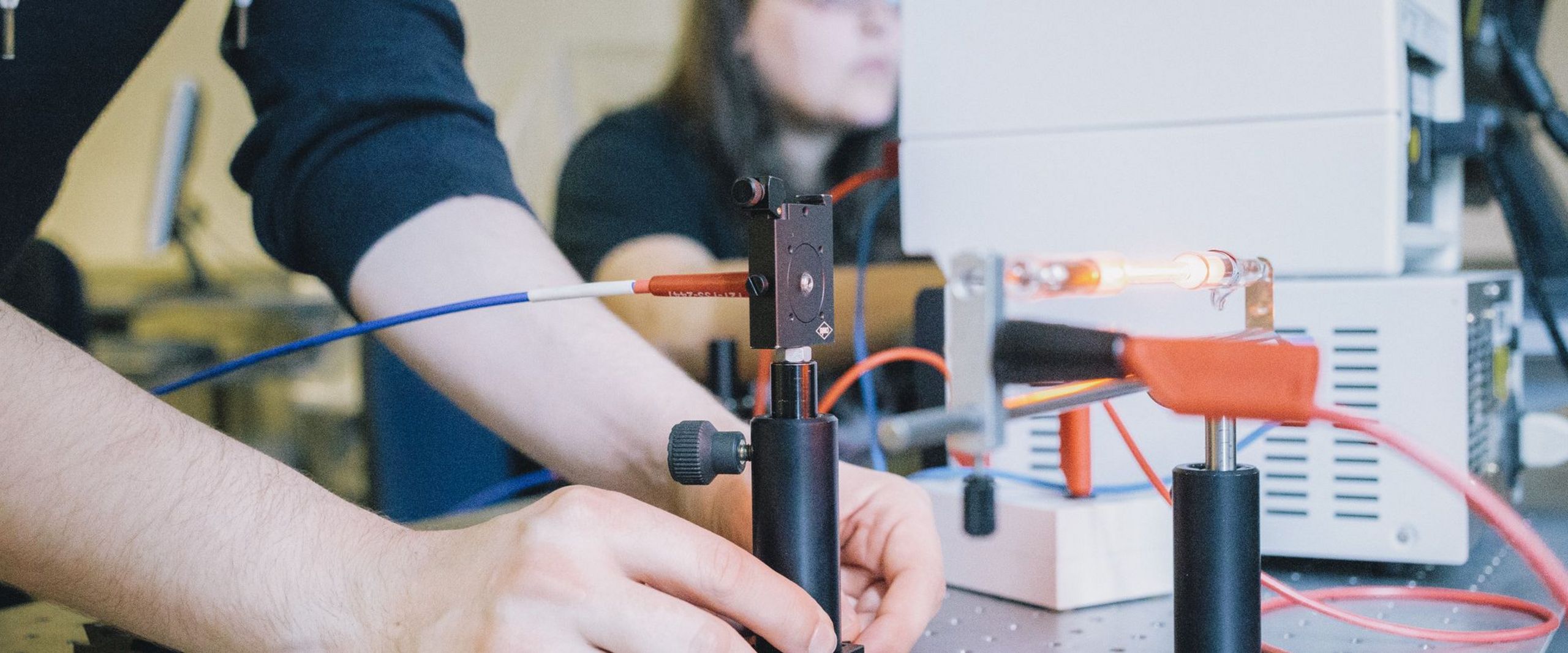 Studierende arbeiten mit Lasermesstechnik. 