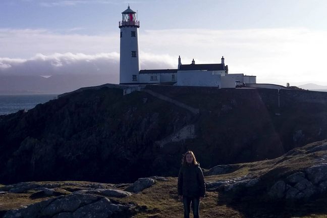Jana R. Auslandssemester Studierende vor Leuchtturm