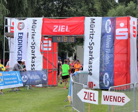 Ein L&auml;ufer der HSB TriRunners l&auml;uft &uuml;ber die Ziellinie beim M&uuml;ritz-Triathlon 2021.