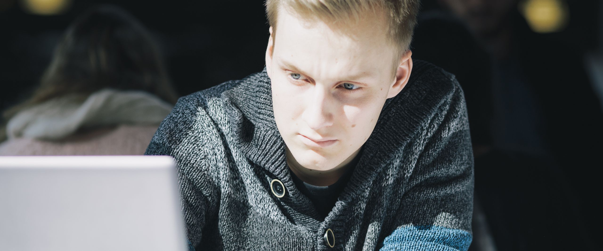 PM Illustration Projekt EMILIE Edge-Computing Junger Mann schaut auf den Bildschirm eines Laptops.