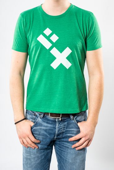 Das Model trägt ein grünes T-Shirt für Herren mit dem HSB-Logo darauf.