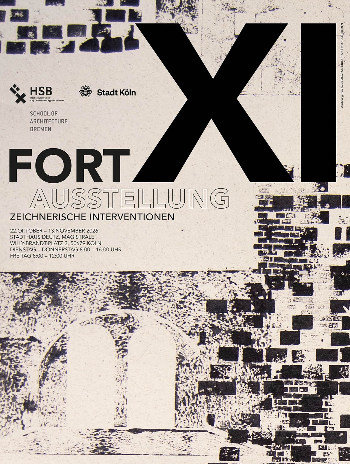 Das Plakat zur Ausstellung &bdquo;FORT XI &ndash; Zeichnerische Interventionen&ldquo; zeigt eine kontrastreiche, schwarz-wei&szlig;e Darstellung einer historischen Festungsarchitektur mit Mauerwerk und Torbogen. Gro&szlig;e schwarze Schriftz&uuml;ge pr&auml;gen das Design; die Ausstellung findet vom 22. Oktober bis 13. November 2026 im Stadthaus Deutz, Magistrale, in K&ouml;ln statt und wird von der Hochschule Bremen (School of Architecture Bremen) und der Stadt K&ouml;ln pr&auml;sentiert.
