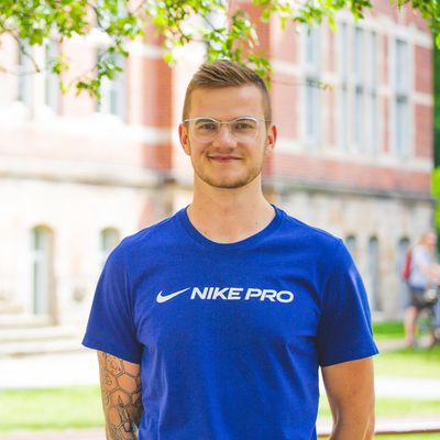 Student vor M-Gebäude