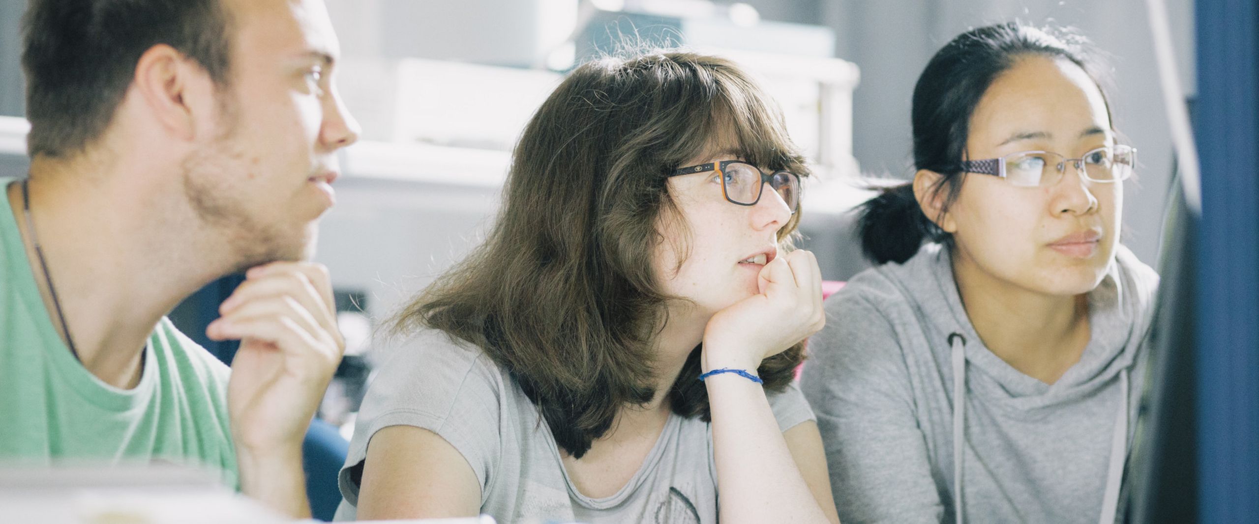 Studierende im Labor Studierende in einem Labor blicken auf einen Monitor.