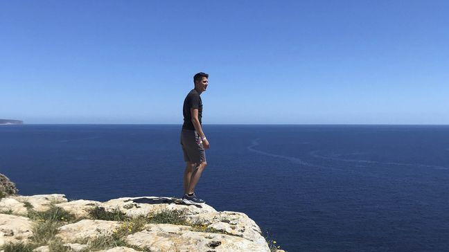 Peter Z. Auslandssemester Studierender vor Meer