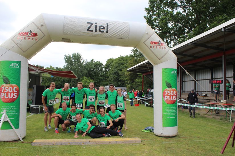 Ein Gruppenbild der L&auml;ufer unter dem Zielbogen.