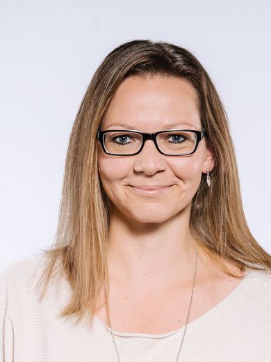 Auf dem Bild ist Marja Heyken zu sehen. Sie hat schulterlanges blond-braunes Haar, trägt eine Brille und ein helles Oberteil. 