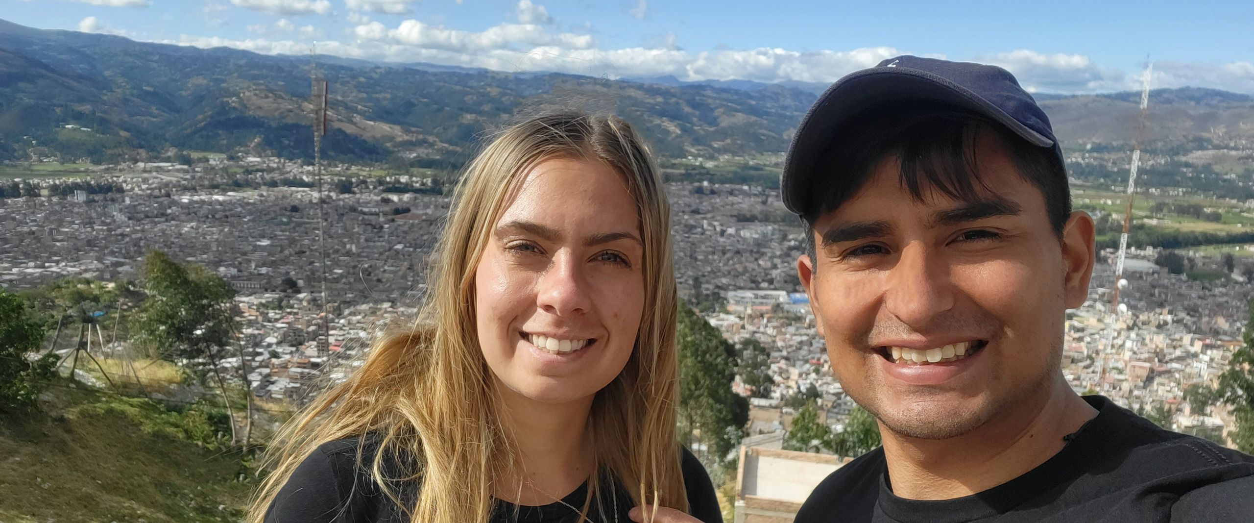 Bild von junger Frau und jungem Mann vor Talkulisse