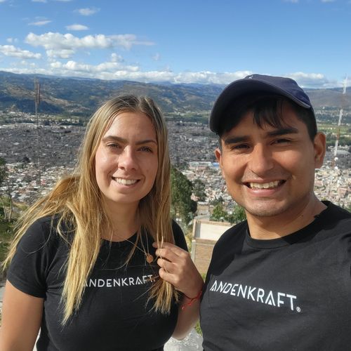 Bild von junger Frau und jungem Mann vor Talkulisse