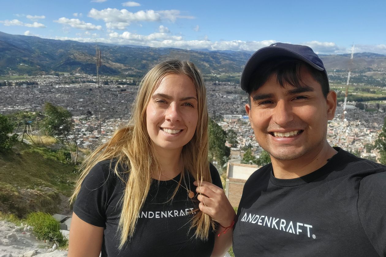 Bild von junger Frau und jungem Mann vor Talkulisse