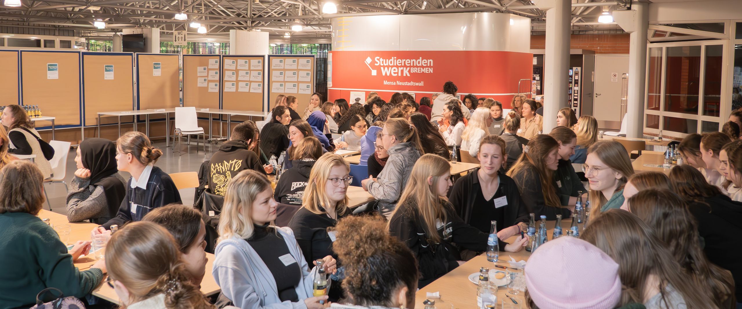 MINT-Studentinnen im Gespräch MINT-Studentinnen im Gespräch