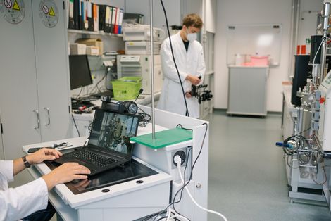 Zwei Studierende im Labor von dem Studiengang Umwelttechnik. 