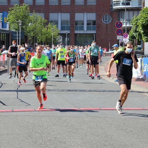 L&auml;ufer:innen beim Start des Cuxhavener Marathons.