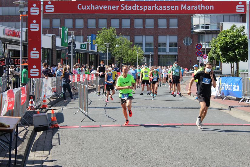 Läufer:innen beim Start des Cuxhavener Marathons.