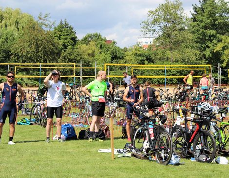 Mitglieder der HSB TriRunners warten neben ihren Rennr&auml;dern.