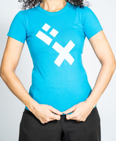 Das Model trägt ein Damen T-Shirt in hellblau mit HSB-Logo.