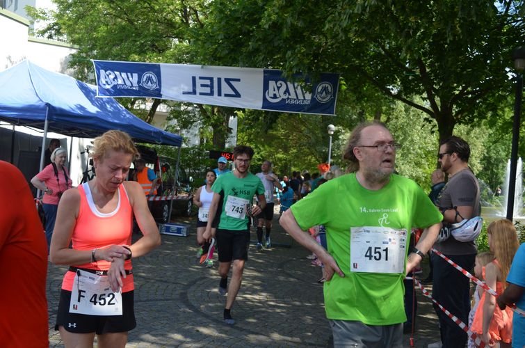 L&auml;ufer kommen durch die Startlinie.