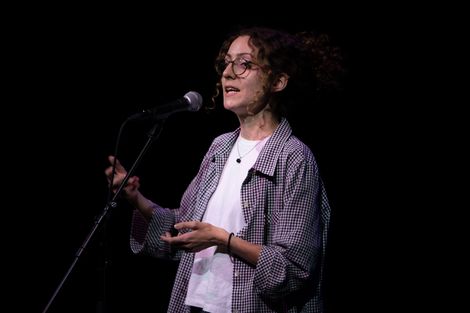 Lucia Lucia auf der B&uuml;hne bei Poetry on the road 2022.