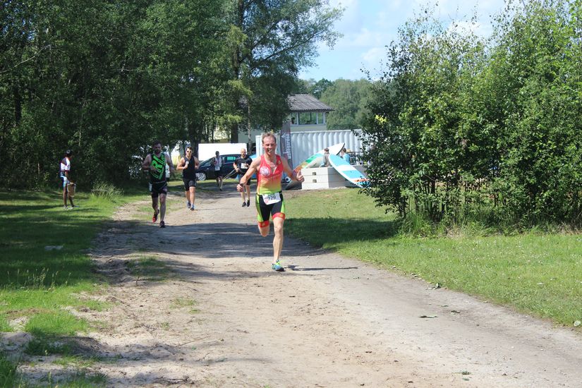 L&auml;ufer auf einem ungepflasterten Weg.