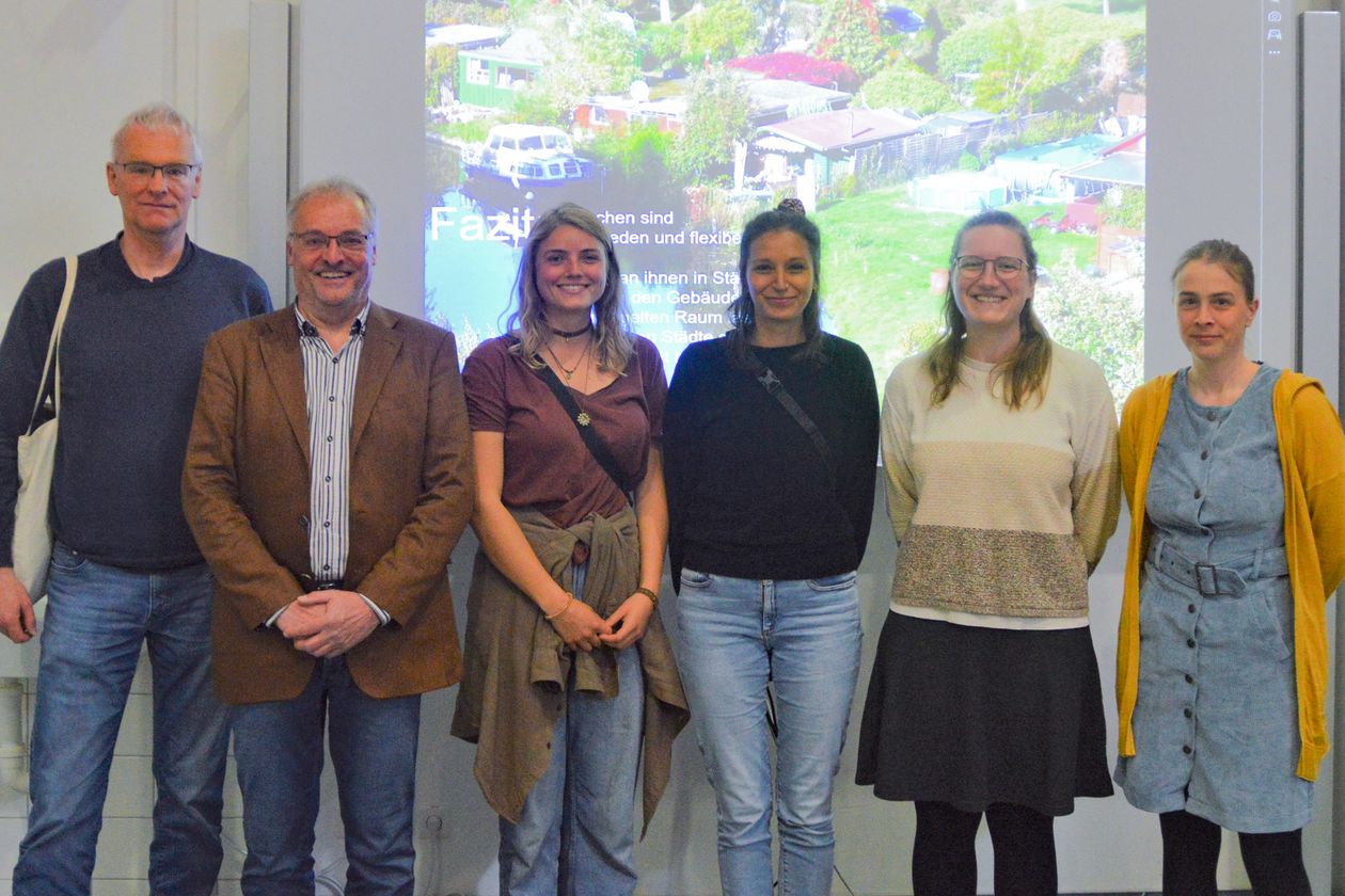 Referierende auf dem "13. Bremer Treffen zur Biodiversität der Pflanzen und der Pilze" 4 jungen Frauen und 2 Männer lächeln in die Kamera. Die Referierenden auf dem „13. Bremer Treffen zur Biodiversität der Pflanzen und der Pilze“ (v. r. n. l.): Julia Wiese, Nina Fahs, Ana Meyer, Laura Kröber, Dietmar Zacharias, Martin Diekmann.